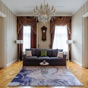 Luxury Next To The New York Cafe Apartament